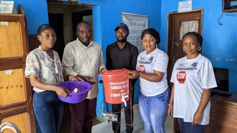 EBOLA: l’UNPC Sud Kivu et la Coopération Suisse dotent les médias en kits de lavage pour lutter contre EBOLA
